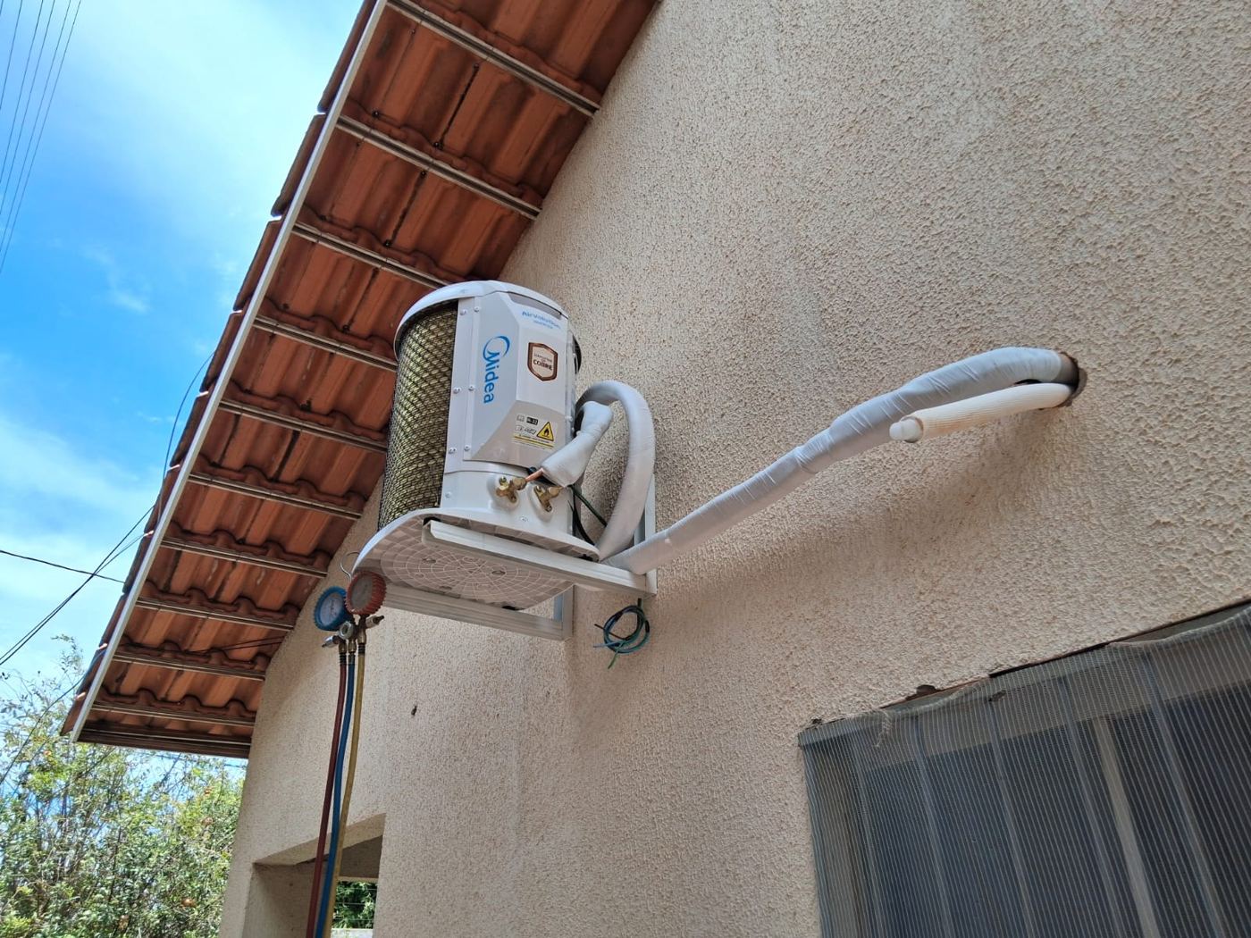 Condensadora Midea AirVolution instalada sob o beiral