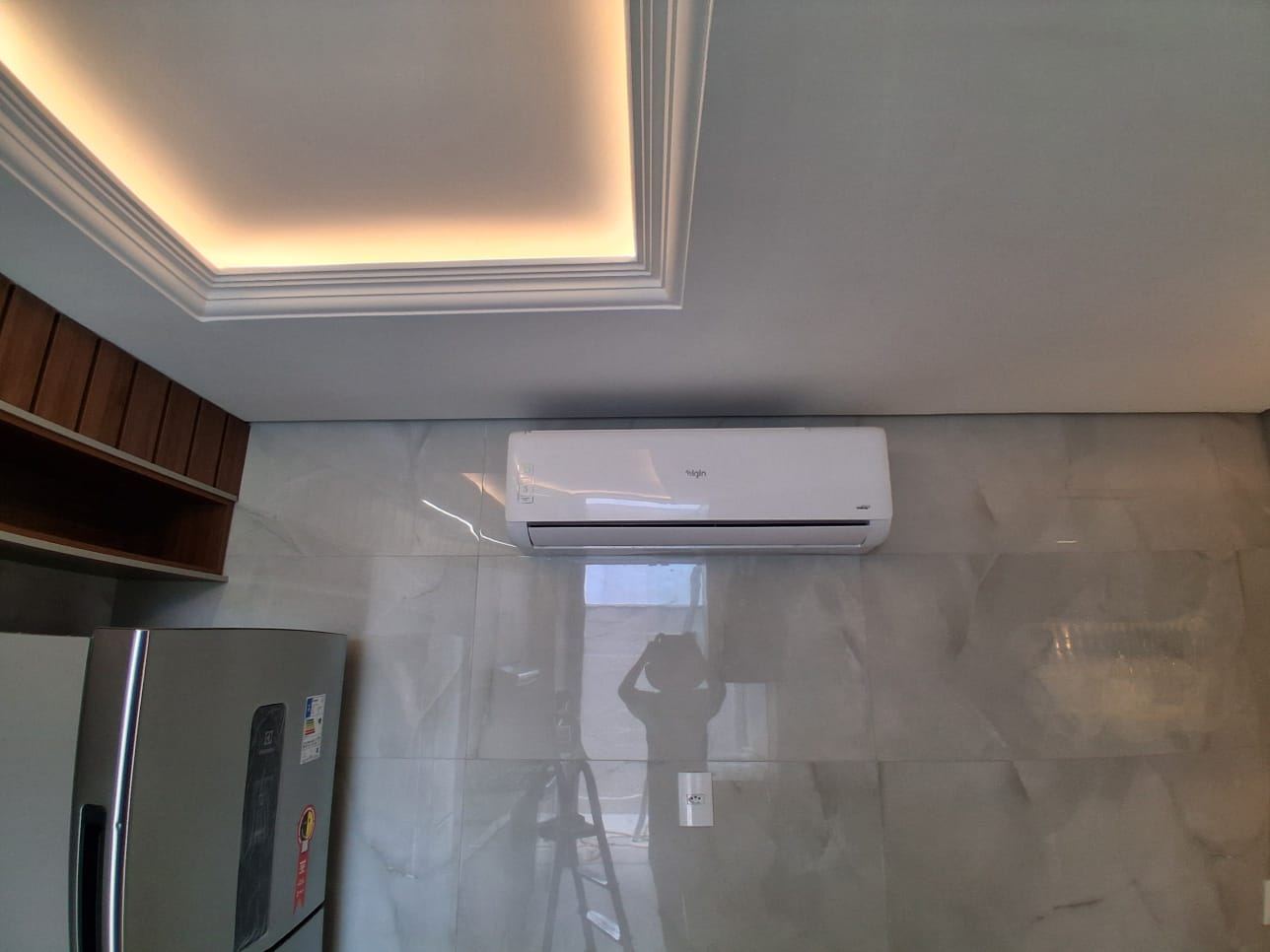 Split Elgin instalado em cozinha com porcelanato