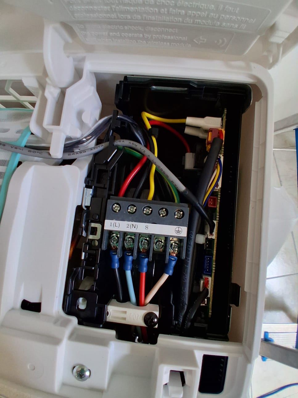 Borneira da evaporadora com terminais crimpados e fios identificados