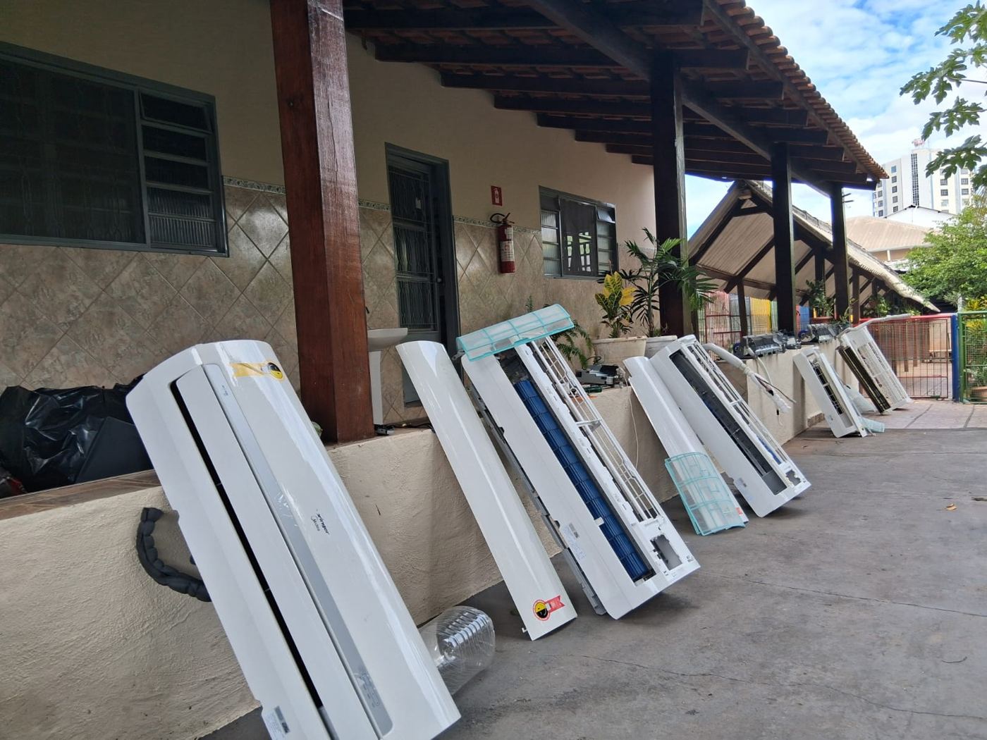 Vários aparelhos desmontados em fila para higienização