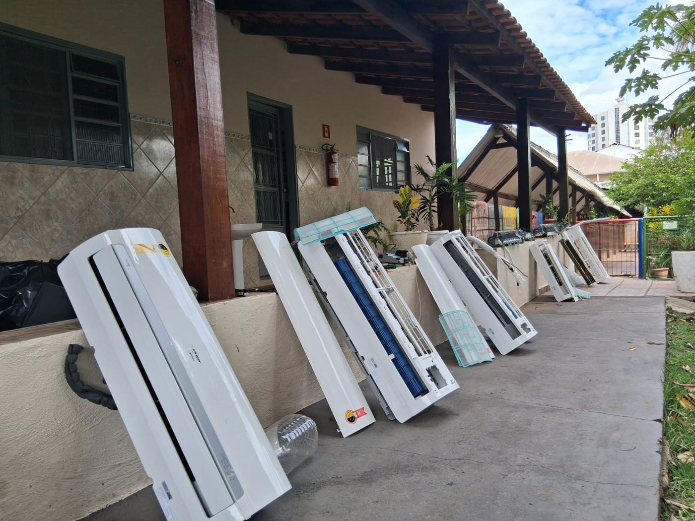Evaporadoras desmontadas em fila na varanda de uma escola durante a higienização