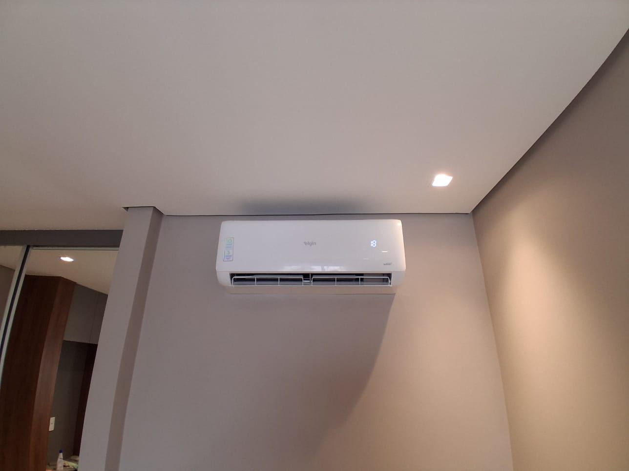 Split Elgin instalado em parede de sala, ligado em 18 °C