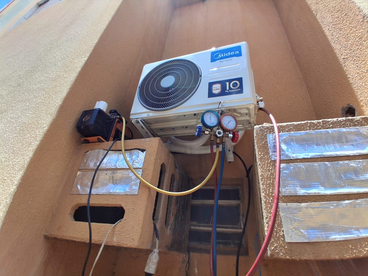 Condensadora Midea com manifold e bomba de vácuo conectados